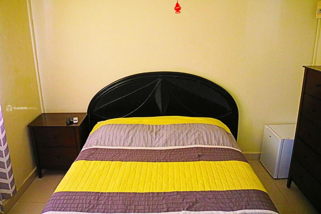 Een bed of bedden in een kamer bij Over The Hill Residence