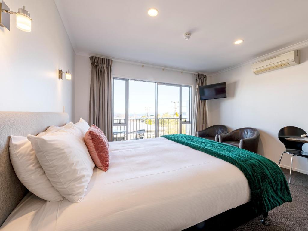 Postel nebo postele na pokoji v ubytování Lake Taupo Motor Inn