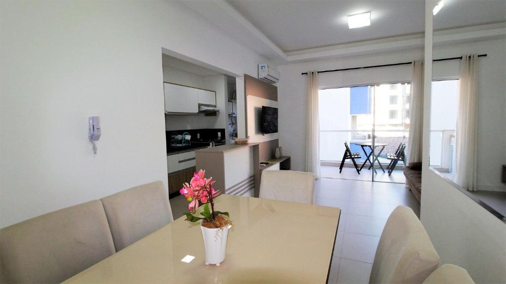 - une cuisine et une salle à manger avec une table et des chaises dans l'établissement 1071 - Apartamento com 2 Suítes na Praia de Bombinhas,, à Bombinhas