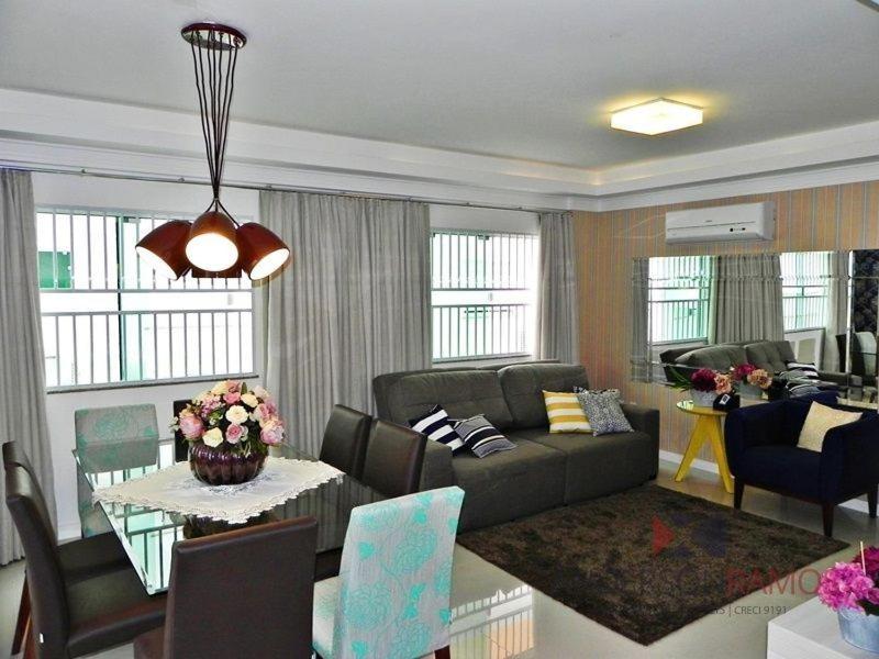 sala de estar con sofá y mesa en 1056 - Apartamento para locação na praia de Bombinhas, en Bombinhas
