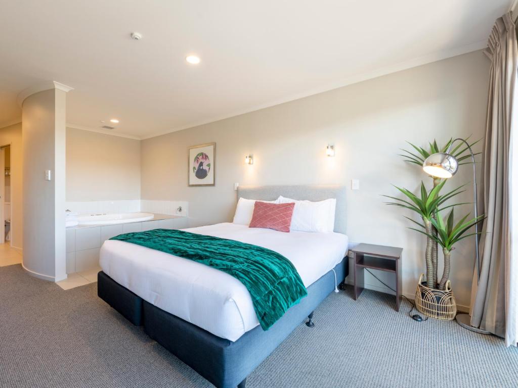 Postel nebo postele na pokoji v ubytování Lake Taupo Motor Inn