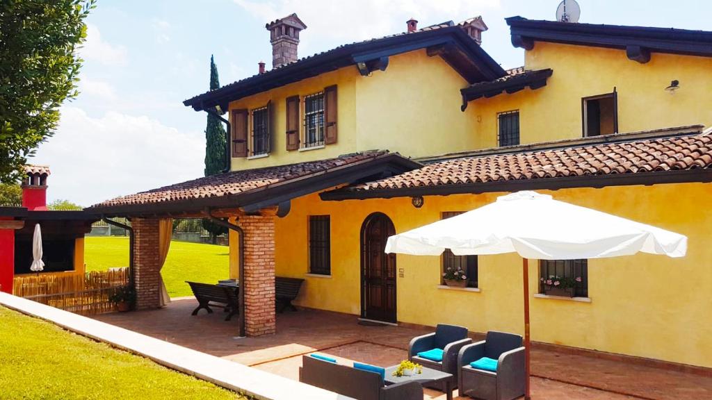モンティキアーリにあるCasa Vacanze SoleLunaの黄色の家 パティオ(傘付)