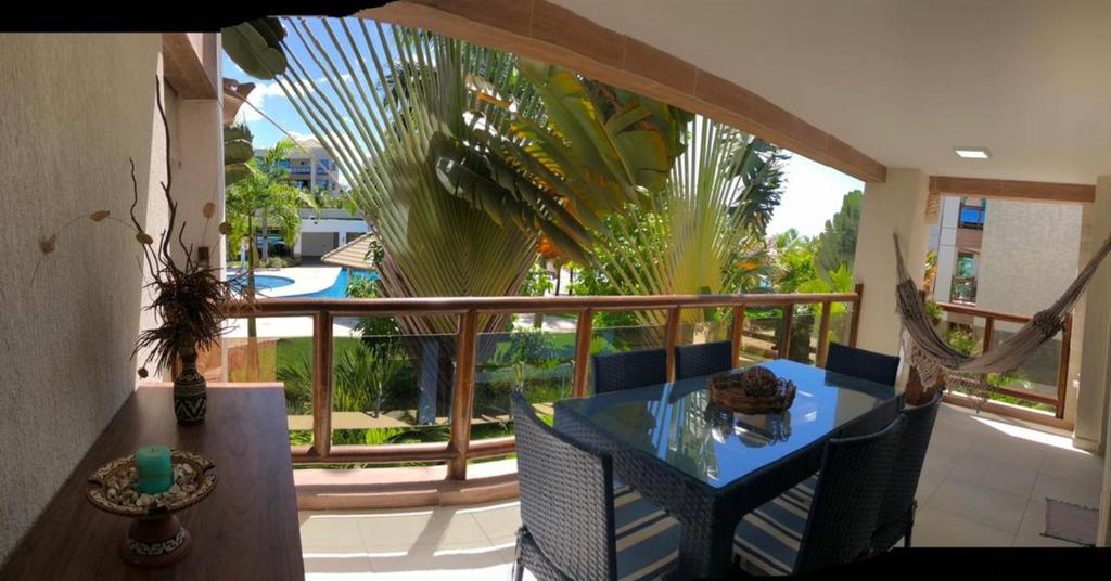 patio con mesa y sillas en el balcón en Apt Aconchegante no Wai Wai na praia de Cumbuco, en Cumbuco