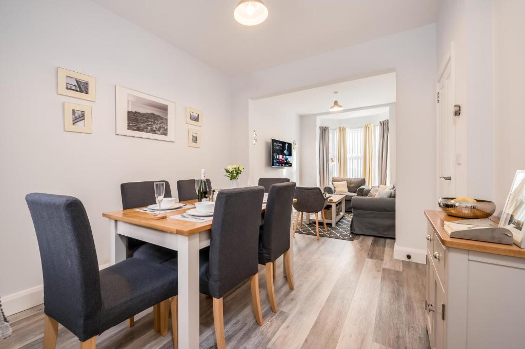 a kitchen and dining room with a table and chairs at Melrose Townhouse in Belfast