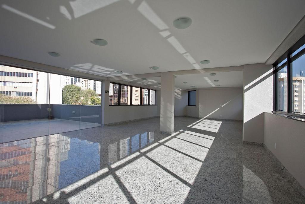 una habitación vacía con piscina en un edificio en LK Lourdes 5, en Belo Horizonte