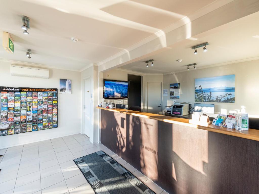 TV a/nebo společenská místnost v ubytování Lake Taupo Motor Inn