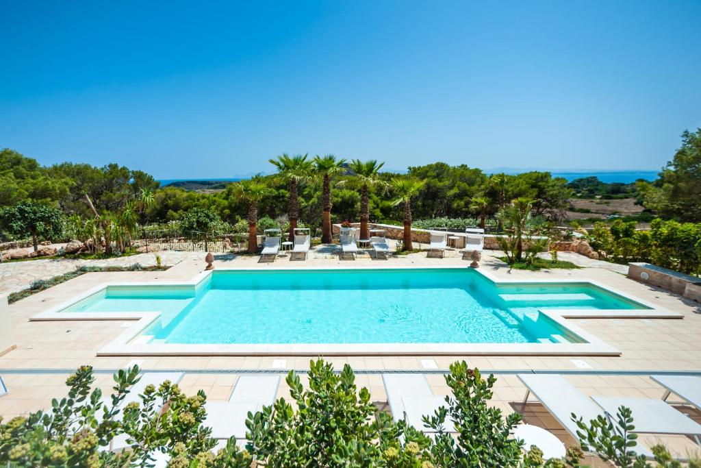 una imagen de una piscina en un complejo en Dolcevita Egadi Eco Resort by KlabHouse en Levanzo