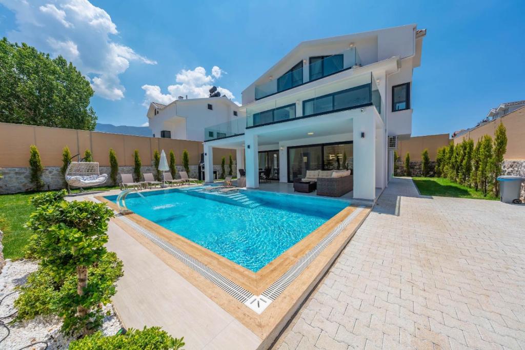 The swimming pool at or close to Luxury 4-Bed Villa with private pool and Jacuzzi