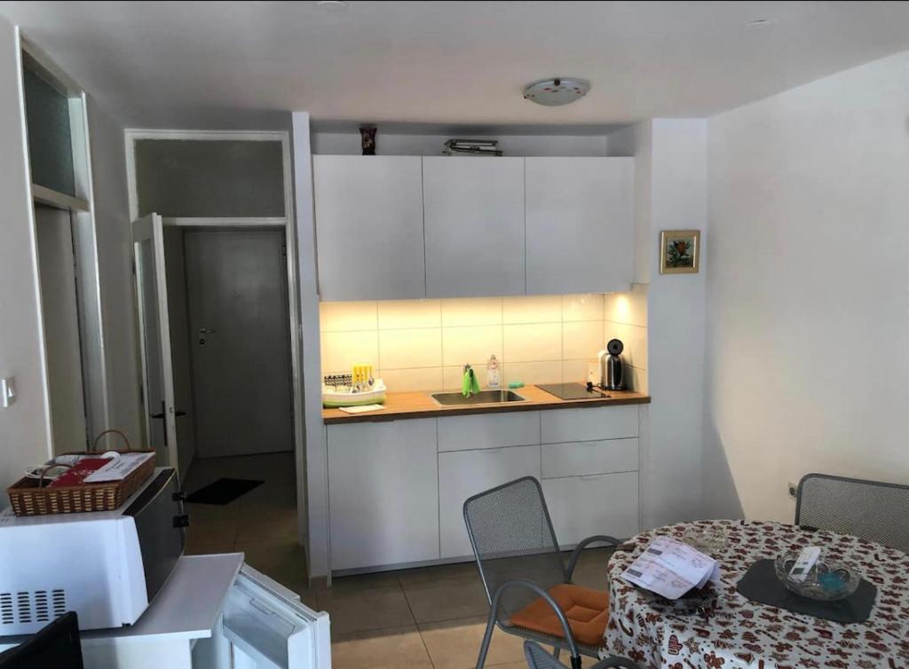 cocina con fregadero y encimera en Sara apartment Punta Omis near sandy beach, en Omiš