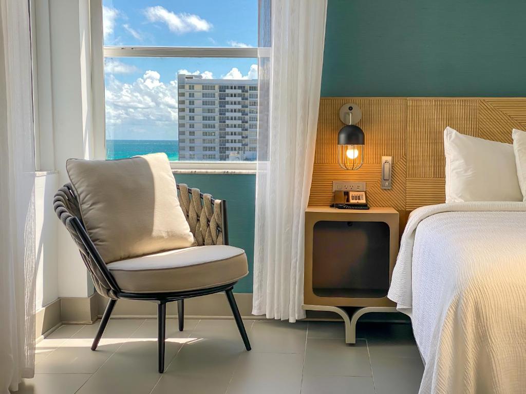 Marseilles Beachfront Hotel - Junior Suite King