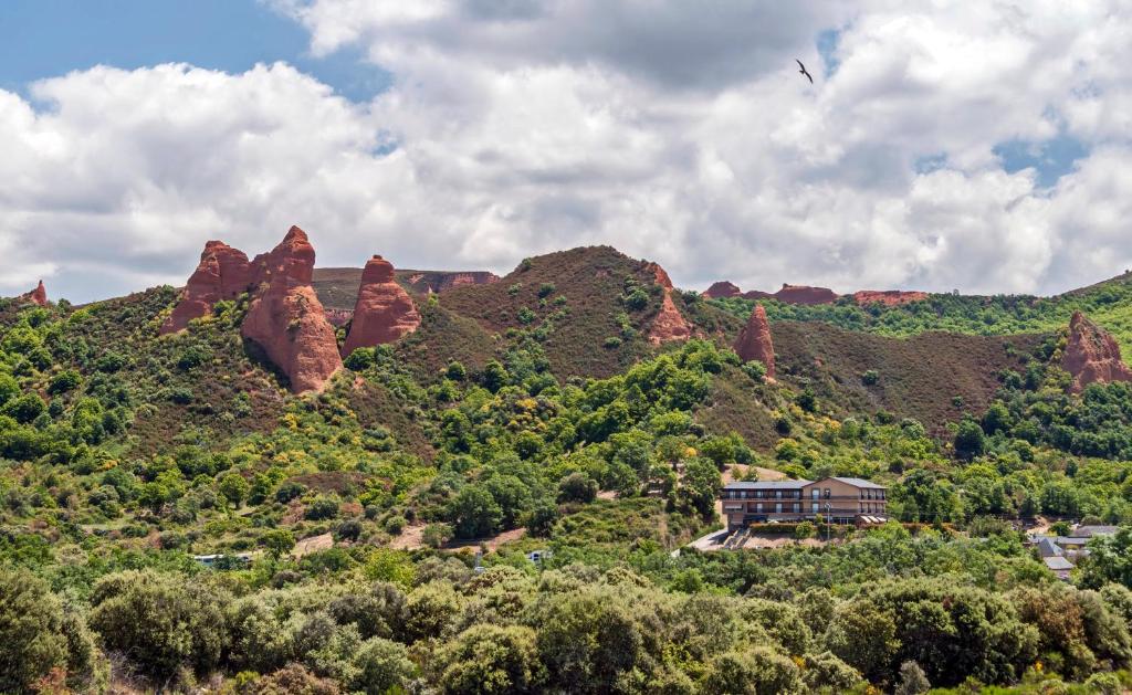 a house on the side of a mountain with rocks at Hotel Medulio in Las Médulas