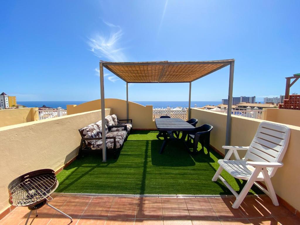 プラヤ・パライソにあるRooftop Playa Paraiso FREE WIFIの屋上のパティオ(テーブル、椅子付)