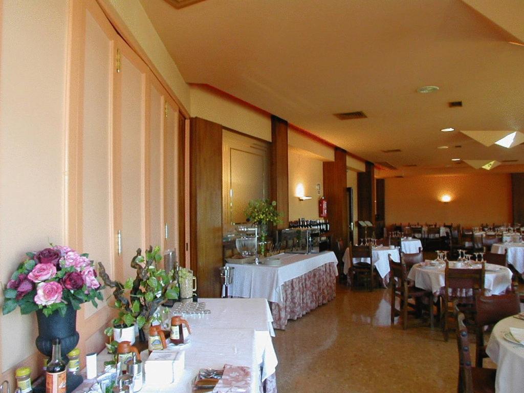 Restaurace v ubytování Hotel Rey Sancho Ramírez Somontano SL