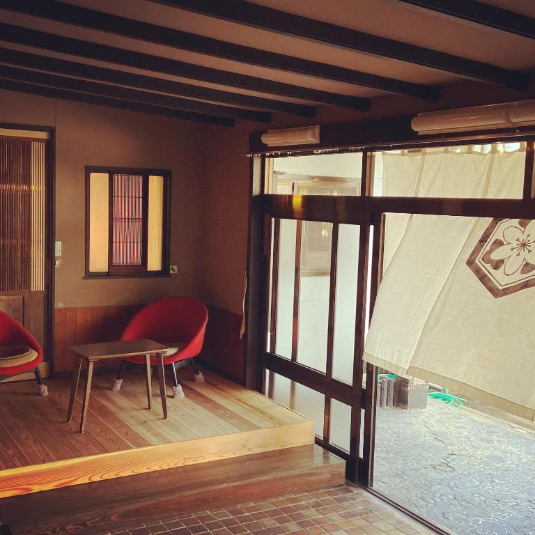 Posezení v ubytování ゲストハウス　華屋 (guest house HANAYA）
