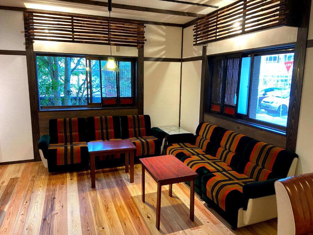 Posezení v ubytování ゲストハウス　華屋 (guest house HANAYA）