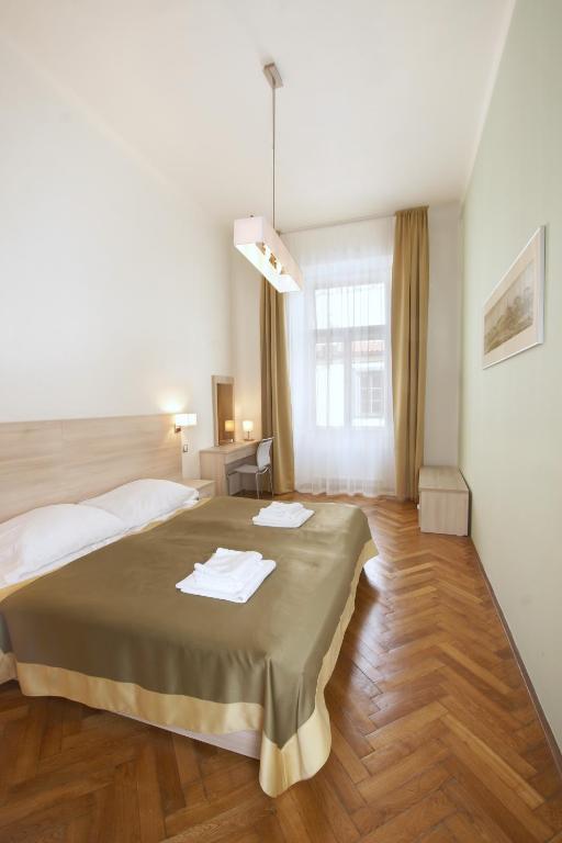 Postel nebo postele na pokoji v ubytování Residence U Černé Věže České Budějovice