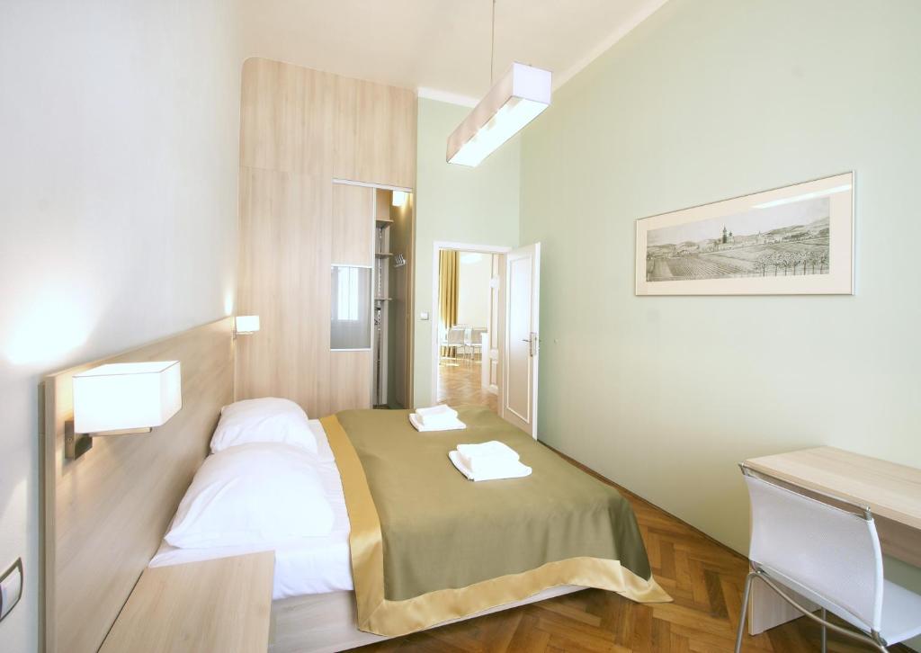 Postel nebo postele na pokoji v ubytování Residence U Černé Věže České Budějovice