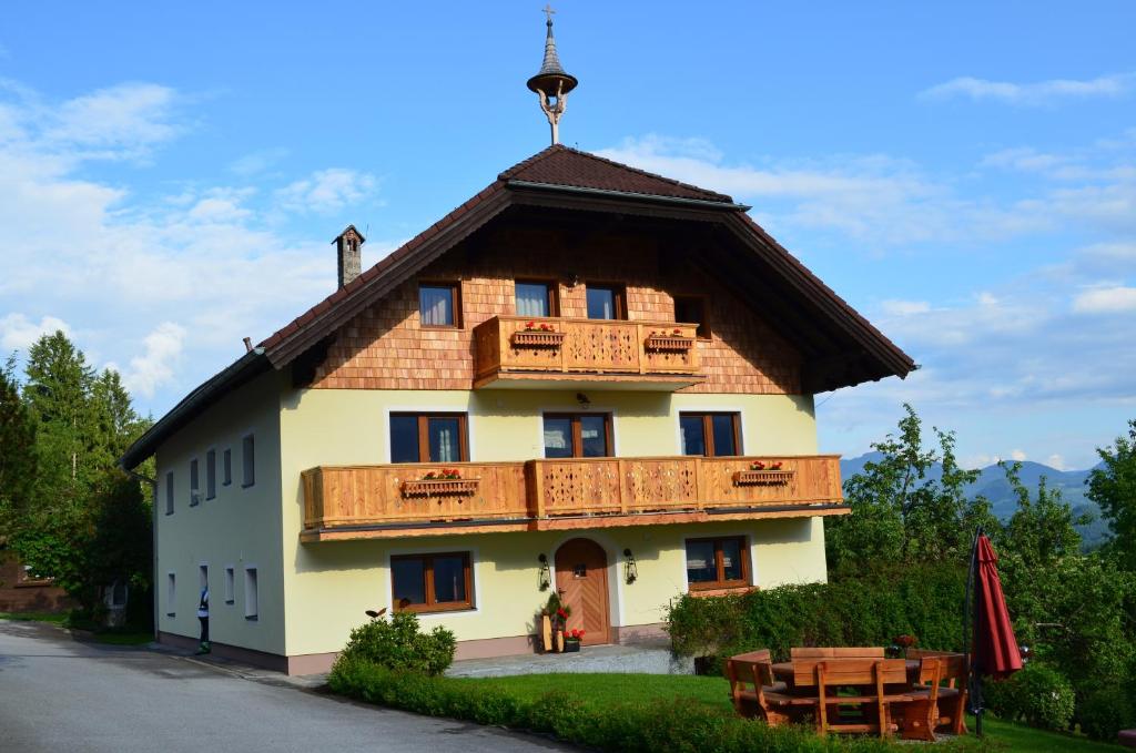 ein großes Haus mit Holzdach in der Unterkunft Möselberghof in Abtenau