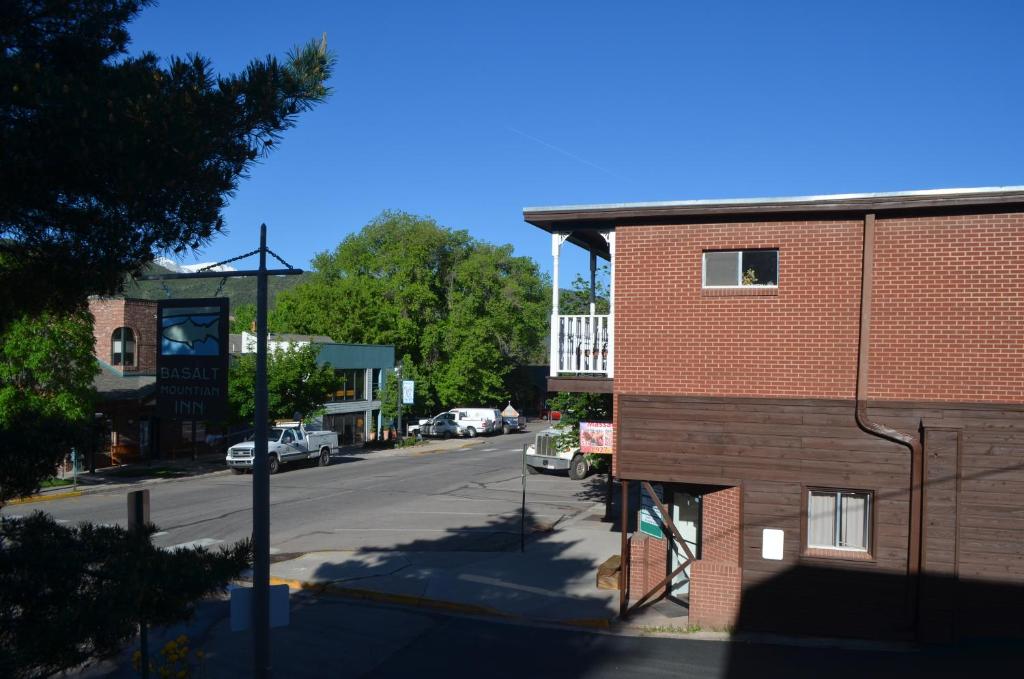 vista para uma rua numa pequena cidade em Basalt Mountain Inn em Basalt