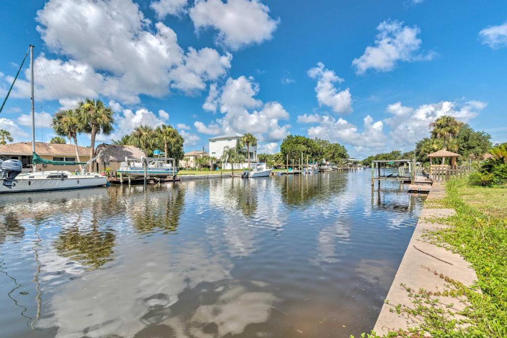 Foto dalla galleria di Waterfront Home on Canal with Private Dock and Kayaks a Crystal River