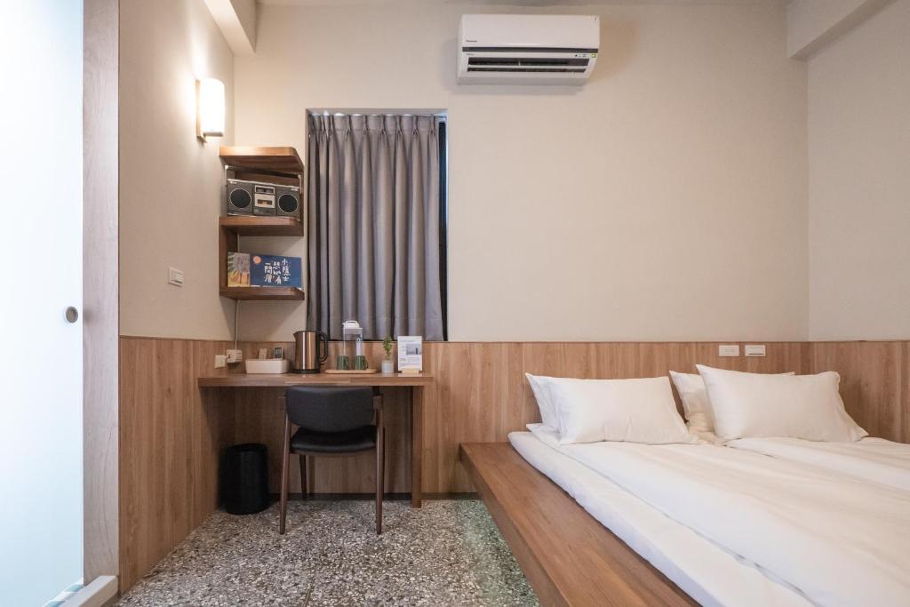 Postel nebo postele na pokoji v ubytování 東皋歇暝-鹿港民宿 Tang-ko Hioh-mî- Lukang Guesthouse