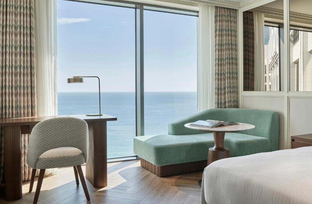 Nespecifikovaný výhled na moře nebo výhled na moře při pohledu z hotelu