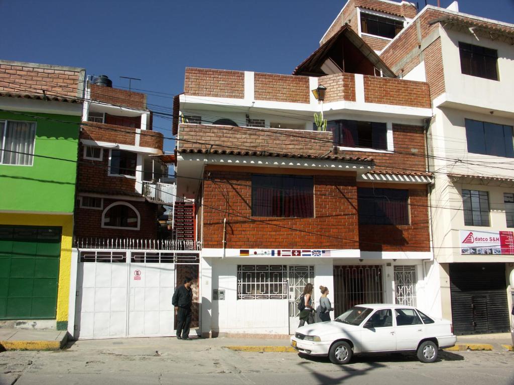 un coche blanco estacionado frente a un edificio en La Cabaña en Huaraz