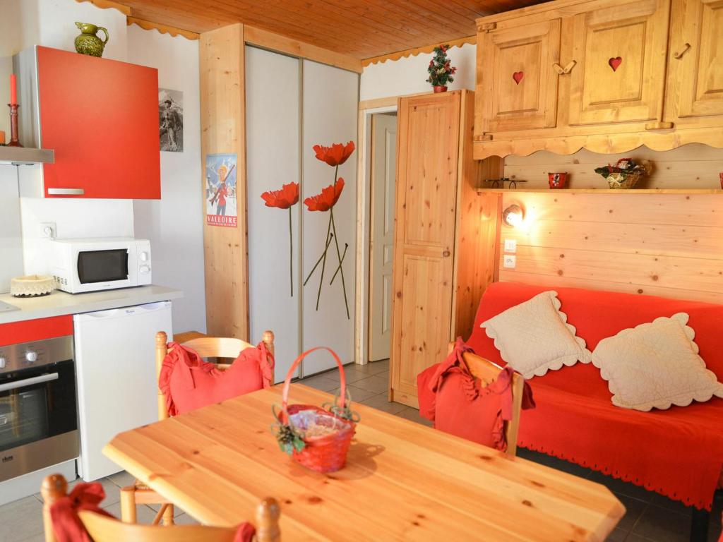a kitchen and living room with a table and a couch at Studio Valloire, 1 pièce, 4 personnes - FR-1-263-81 in Valloire