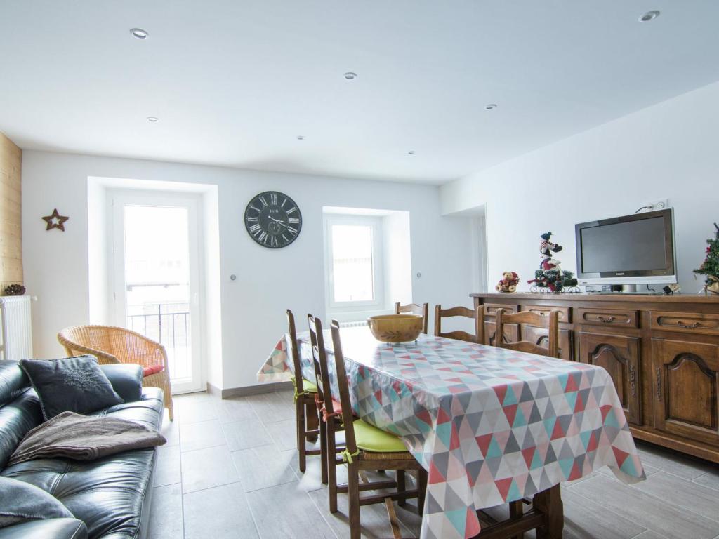 a living room with a table and a tv at Appartement Valloire, 3 pièces, 6 personnes - FR-1-263-404 in Valloire