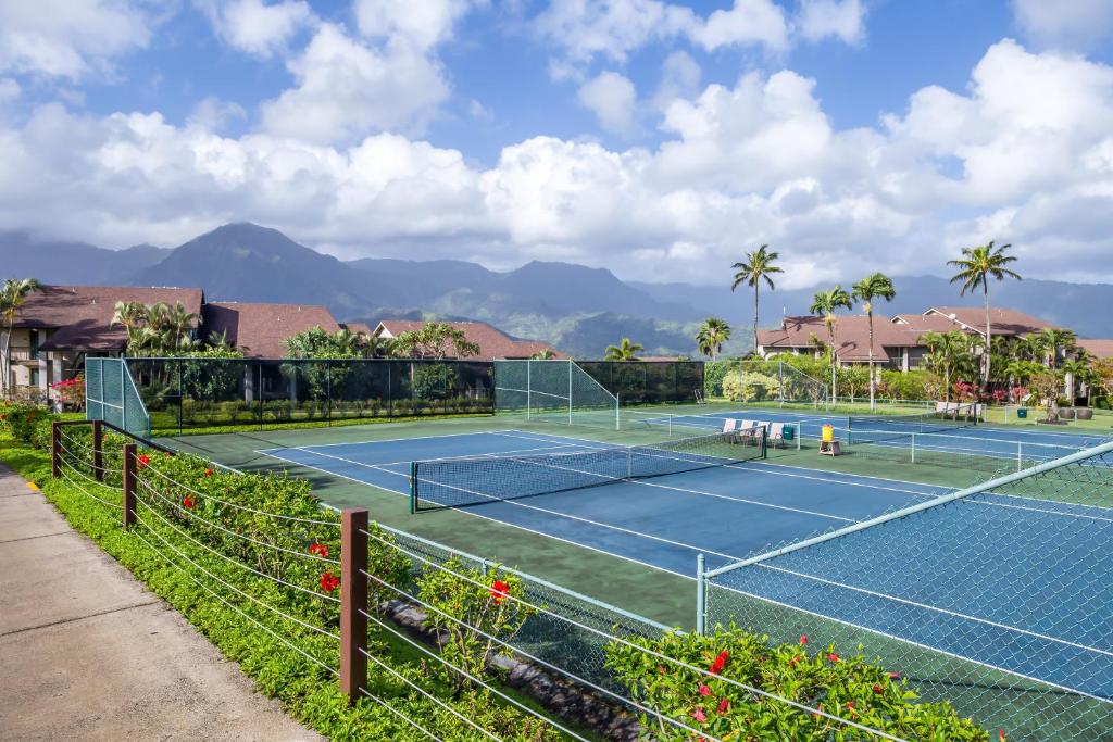 um campo de ténis com uma rede por cima em Hanalei Bay Resort 6102 condo em Princeville