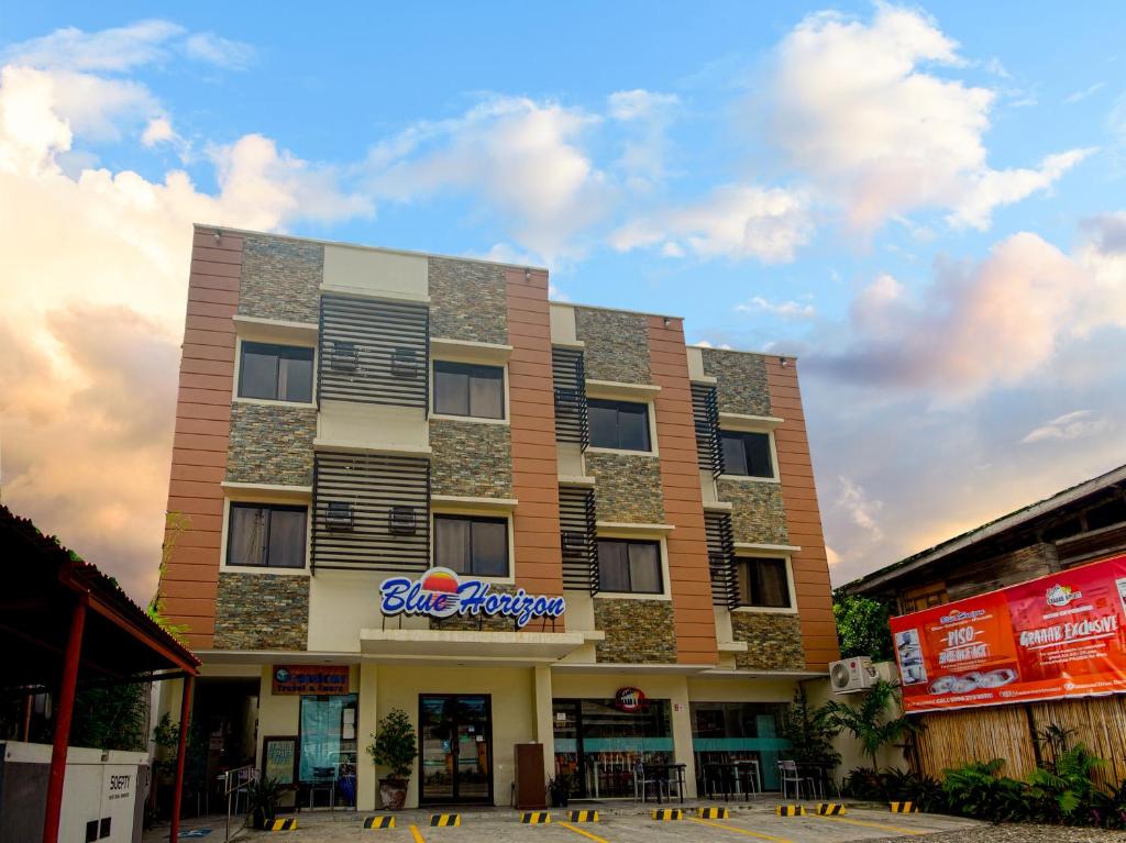 OYO 567 Blue Horizon Hostel في دوماغيتي: مبنى عليه لافته