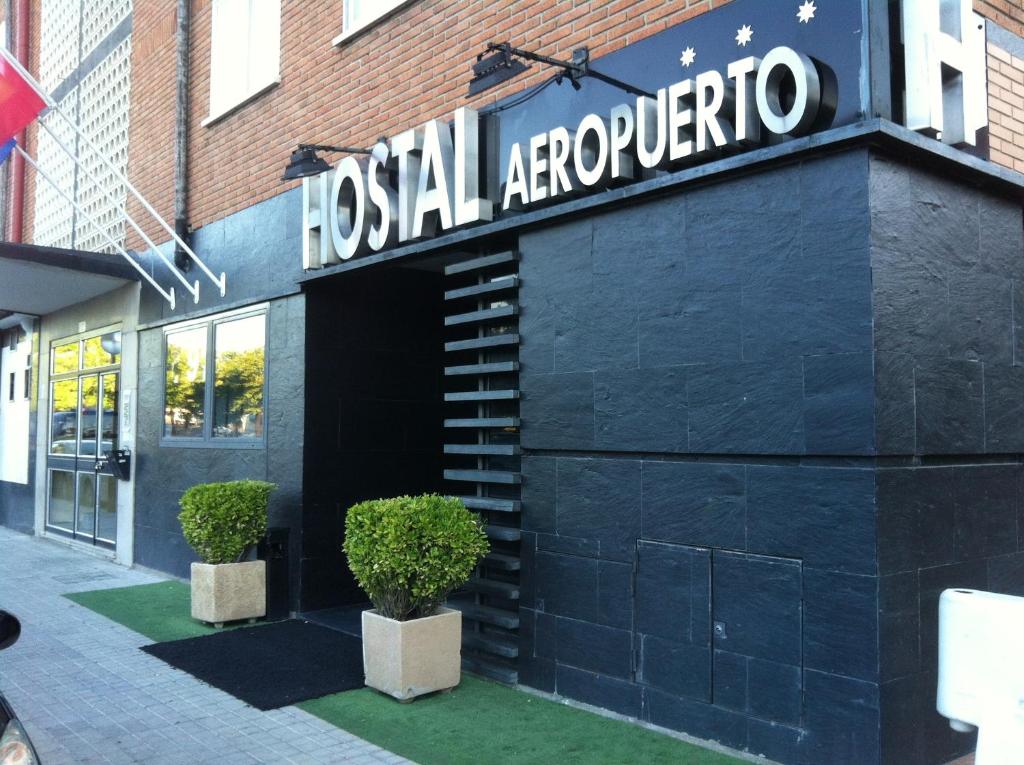 ein Gebäude mit einem Schild, das Krankenhausarthropoden liest in der Unterkunft Hostal Aeropuerto in Madrid