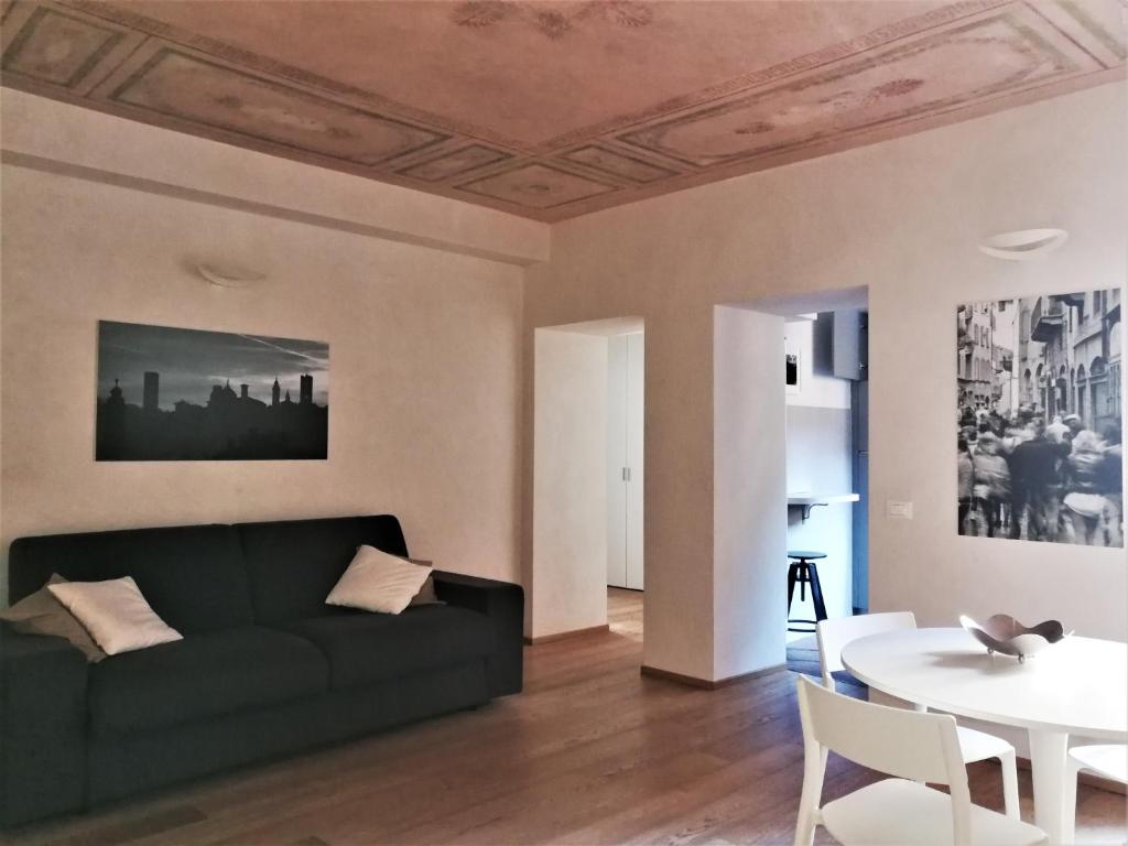 un soggiorno con divano e tavolo di Livinn Bergamo LA MANSARDINA1 e LA MANSARDINA2 a Bergamo
