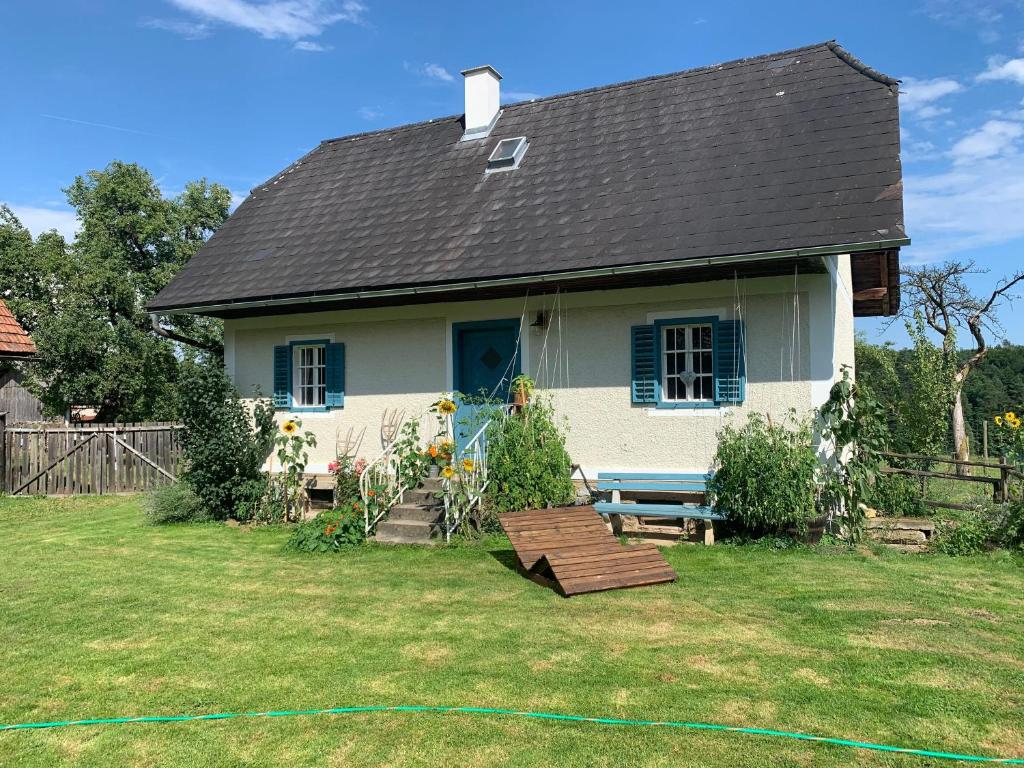 A garden outside Kellerstoeckl-am-veganen-Bio-Lebenshof-nur-fuer-Hundefreunde-empfohlen