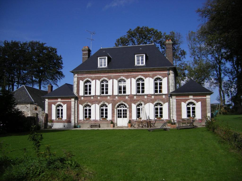 una gran casa de ladrillo con un gran patio en Le Clos des Hautes Loges, en Les Loges