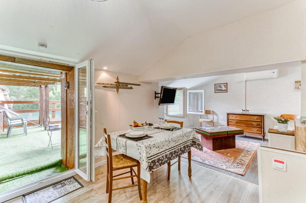 eine Küche und ein Esszimmer mit einem Tisch und Stühlen in der Unterkunft Le Pardoux in Saint-Pardoux