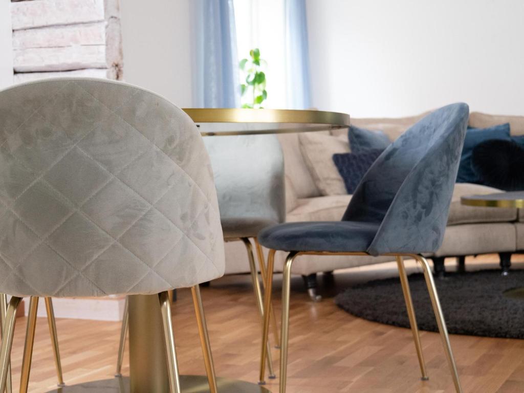 uma sala de estar com duas cadeiras e uma mesa em Pomona Living em Lidköping