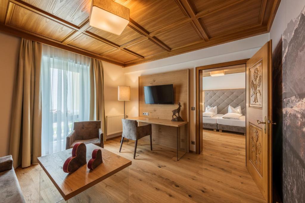 TV a/nebo společenská místnost v ubytování Hotel Unterwirt