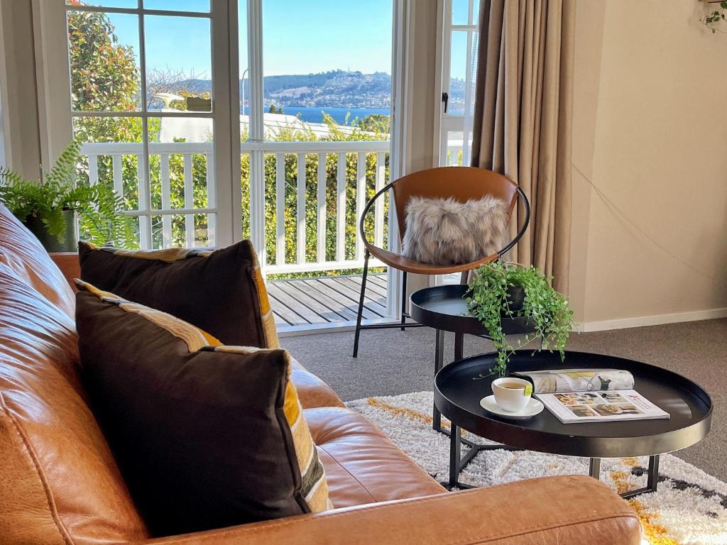 A seating area at 2mins to lakefront Family Retreat