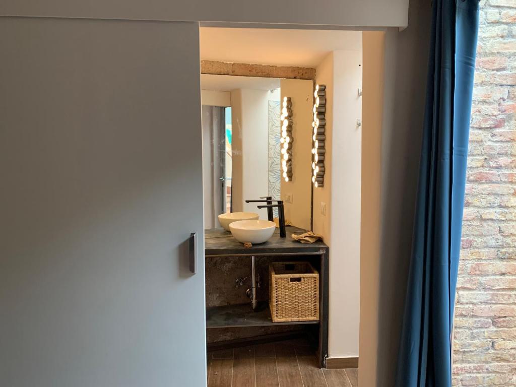 CASA ENZA - Rooms with private bathrooms tesisinde bir banyo