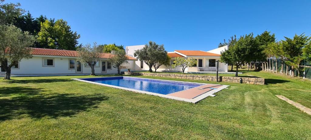 a house with a swimming pool in a yard at Villa das Oliveiras in Sintra