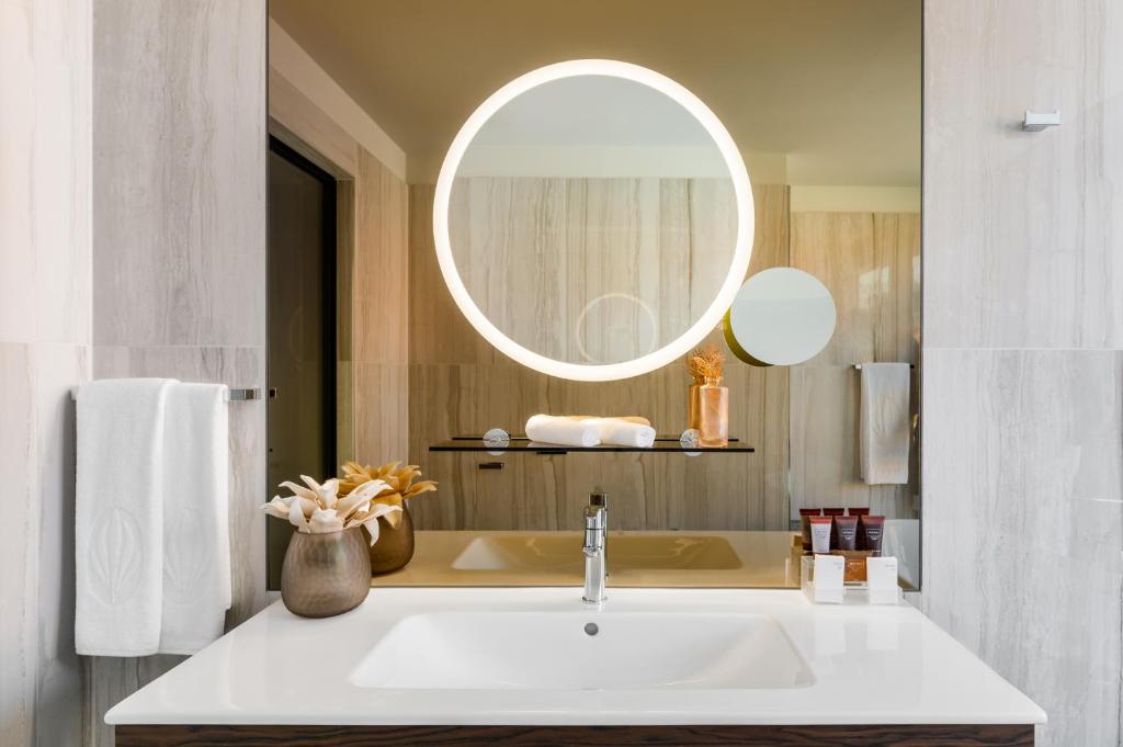 Emerald Downtown Luxury Suites by Continental Group