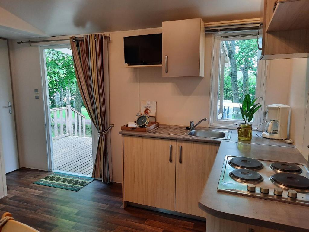Kuchyň nebo kuchyňský kout v ubytování Camping du Lac de Saint-Pardoux