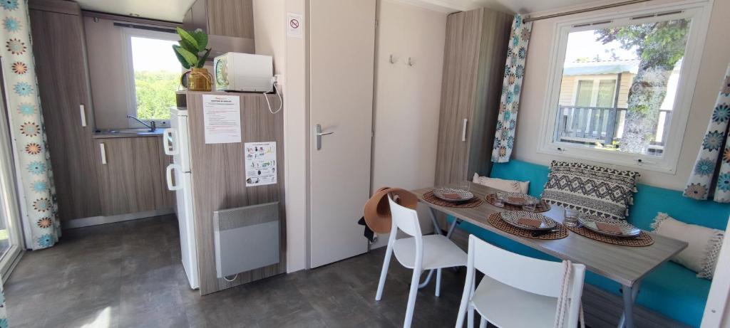 Kuchyň nebo kuchyňský kout v ubytování Camping de Saulieu