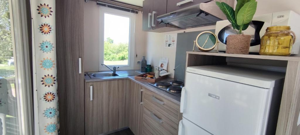 Kuchyň nebo kuchyňský kout v ubytování Camping de Saulieu
