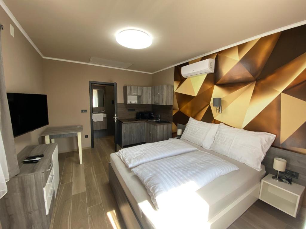 sypialnia z dużym łóżkiem i telewizorem w obiekcie MyFlat Premium Resort w Siófoku