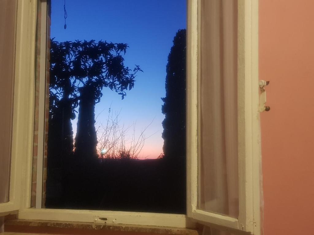 Východ nebo západ slunce při pohledu z kempu nebo okolí