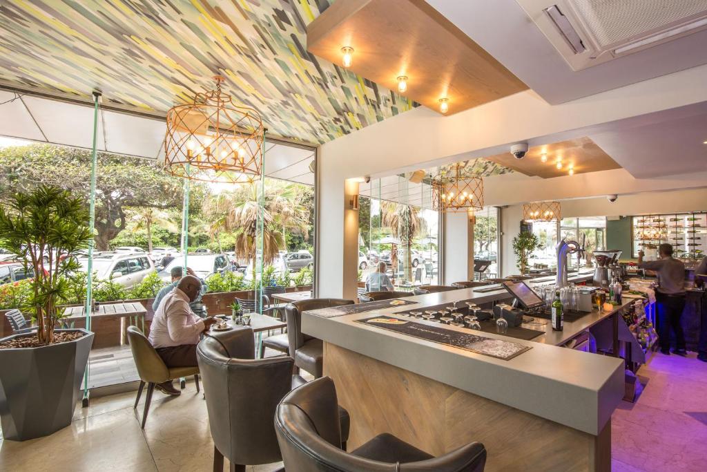 Restaurace v ubytování Belaire Suites Hotel