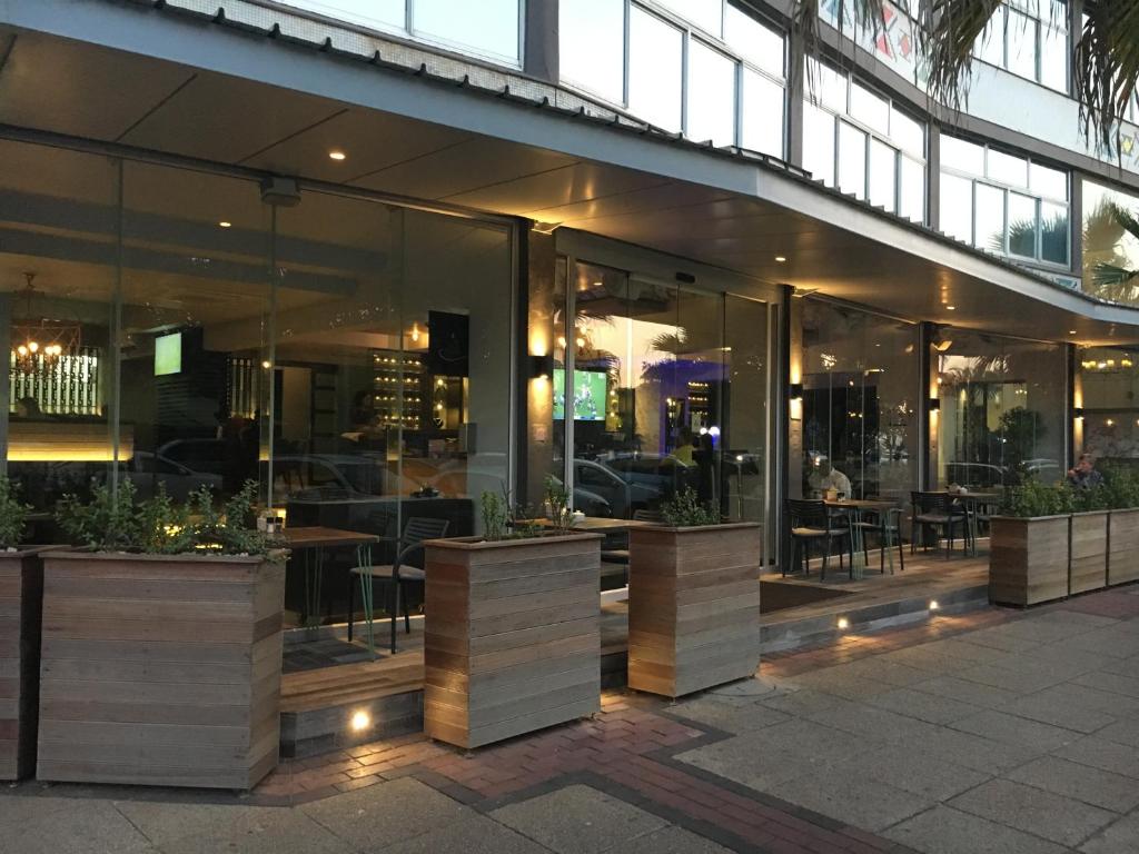 Restaurace v ubytování Belaire Suites Hotel