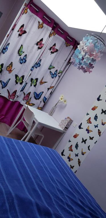 une chambre dotée d'un mur avec des caries de disney dans l'établissement Sweet Home, à Aimargues